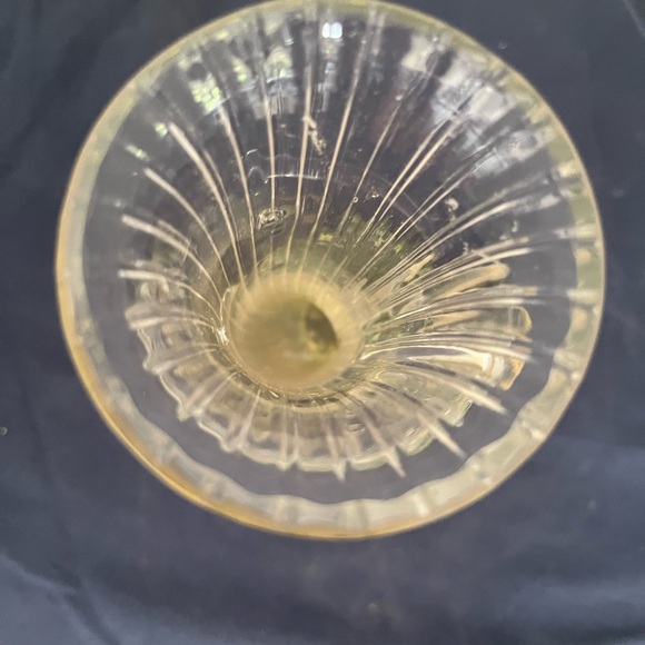 Elegant Clear Glass Horn Vase with vaseline uranium glass - Picture 7 of 12